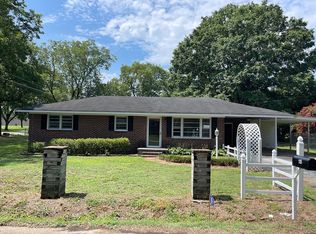 15 Cedar St, Hartwell, GA 30643