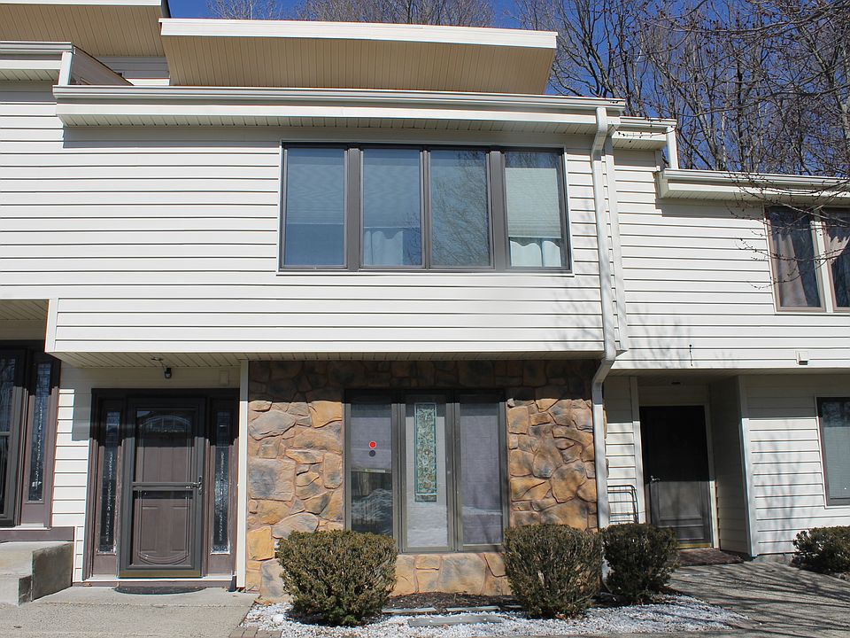 2nd image of 372 Mohegan Cir #372