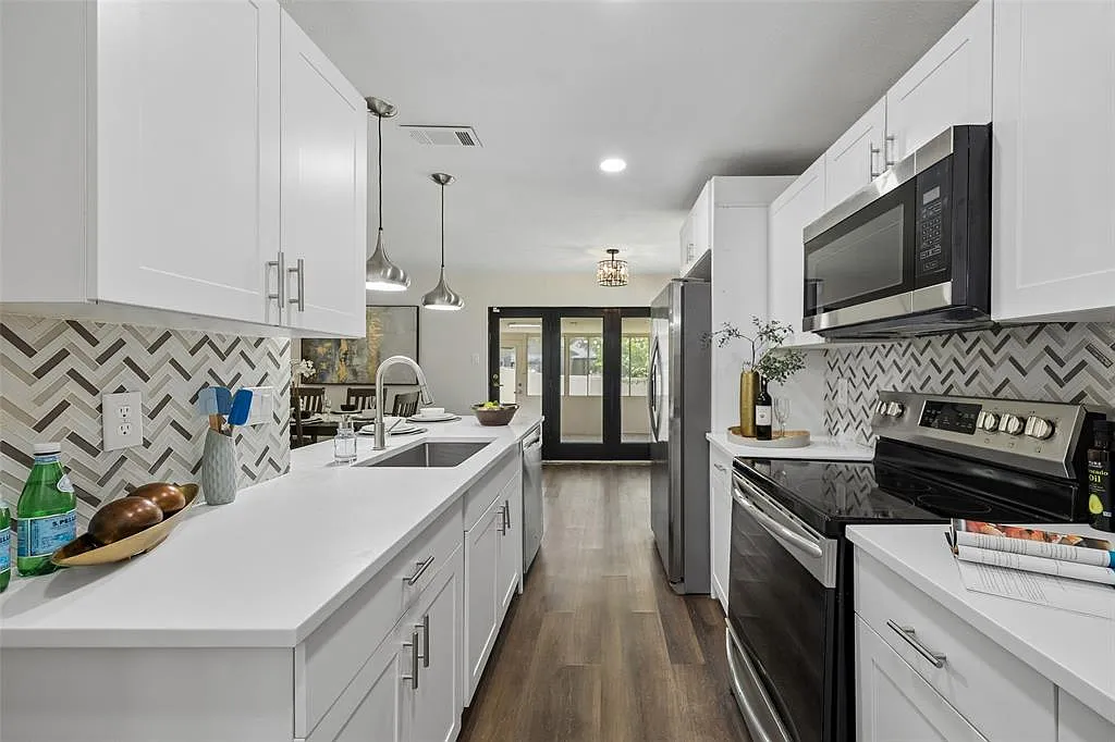 4 bed, 2.5 bath, 2076 sqft, $2,500 — Photo 2