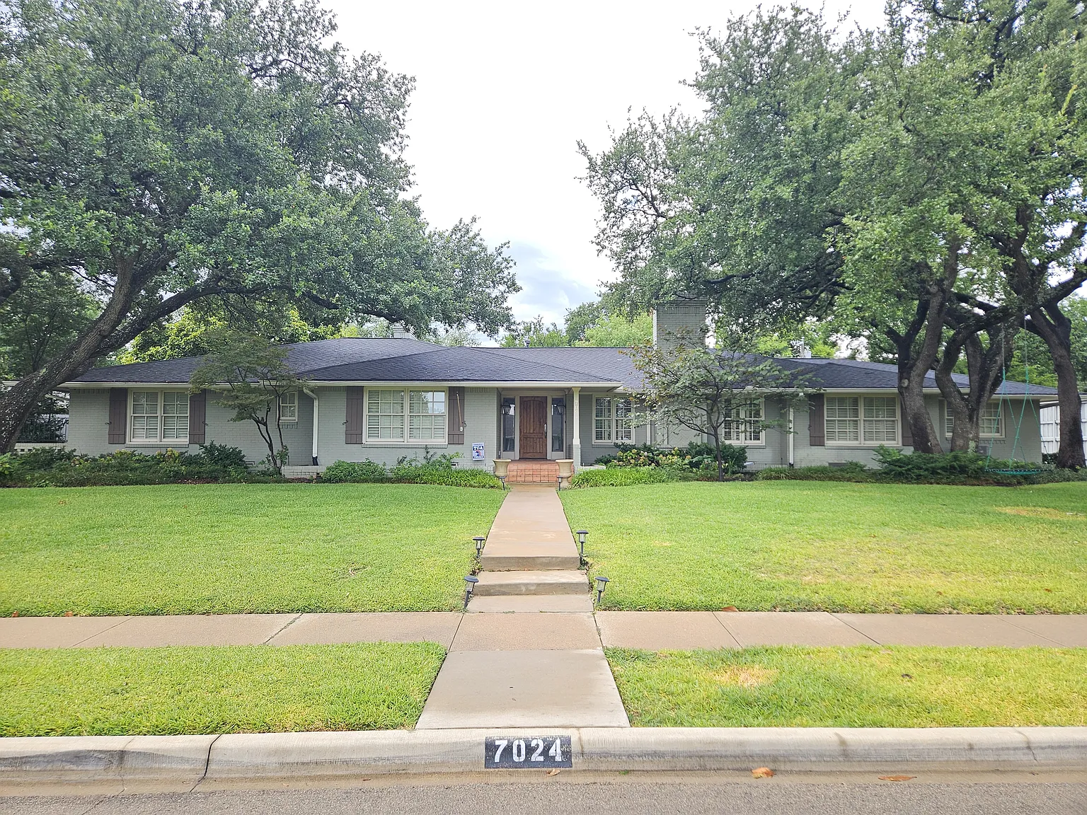 3 bed, 3220 sqft, $6,300 — Photo 2