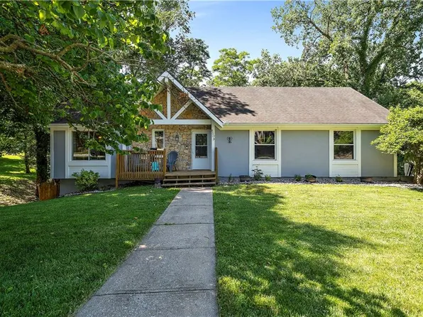 8509 NW 62nd St, Parkville, MO 64152