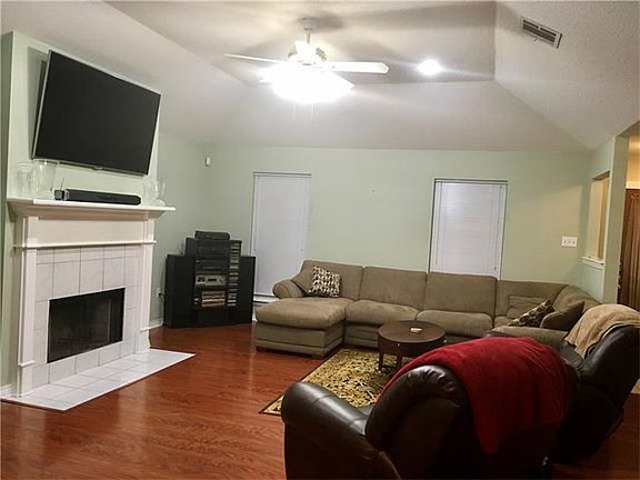2nd image of 810 Kent Ave