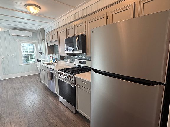 2nd image of 37 Basset St #1B