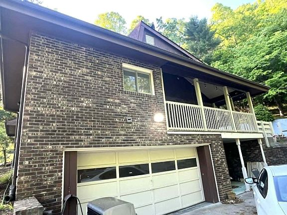 3rd image of 744 Woodland Hls