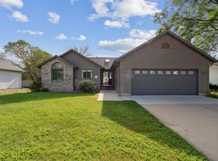 544 Fireside Dr, Cedar Falls, IA 50613