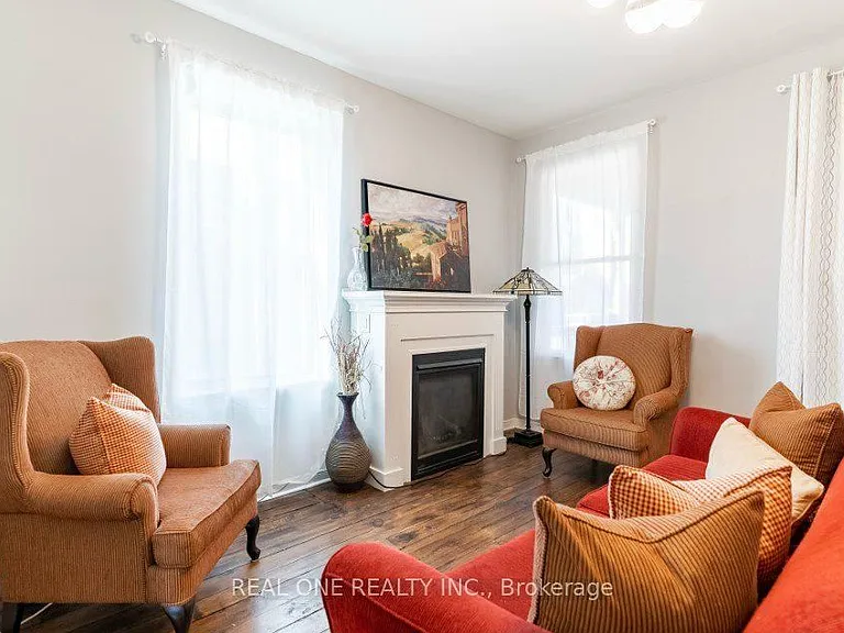 118 Queen St S #1 — Photo 11