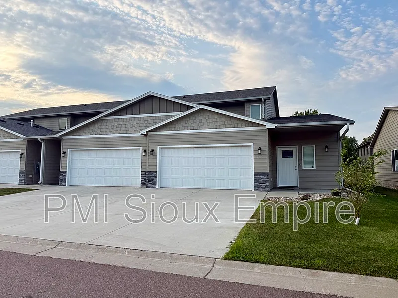 6114 E Copper Pl