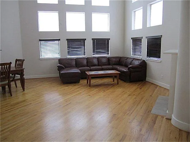 3 bed, 2.5 bath, 2307 sqft, $2,100 — Photo 2