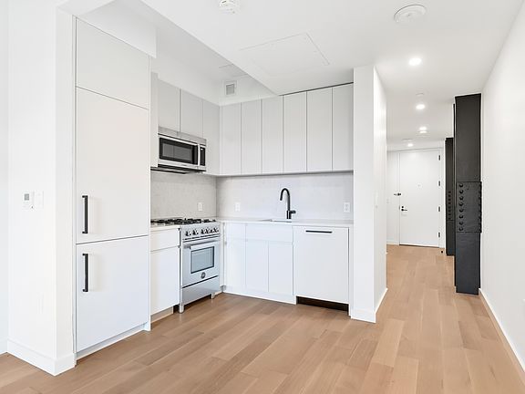 4th image of 710 Metropolitan Ave APT 3L