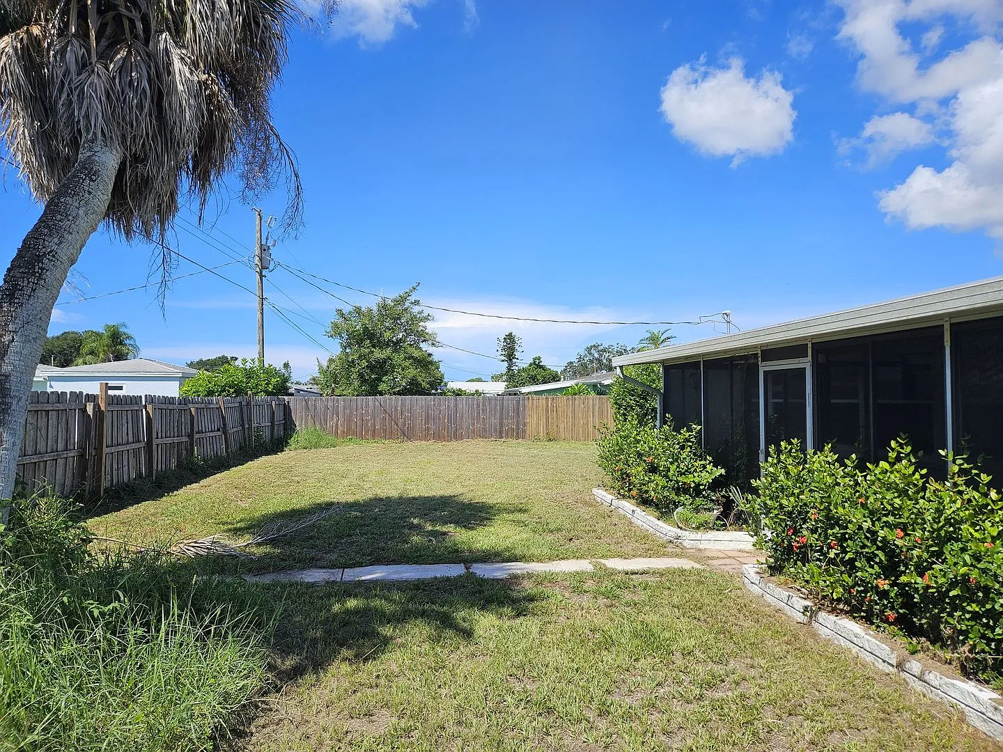Annual Unfurnished 2 Bed / 2 Bath Home with Large Fenced Backyard in Central Venice! — Photo 2