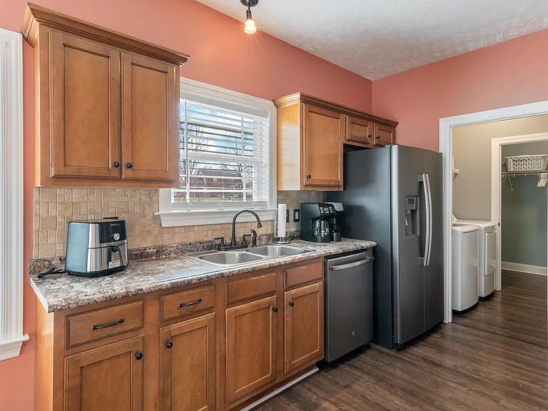 584 Laurel Ln — Photo 10
