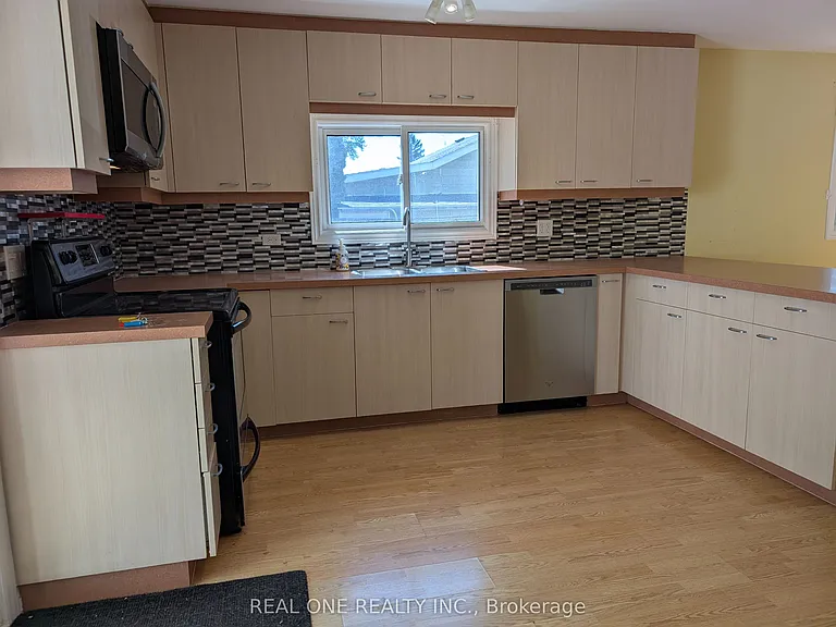 157 Bessborough Dr — Photo 24