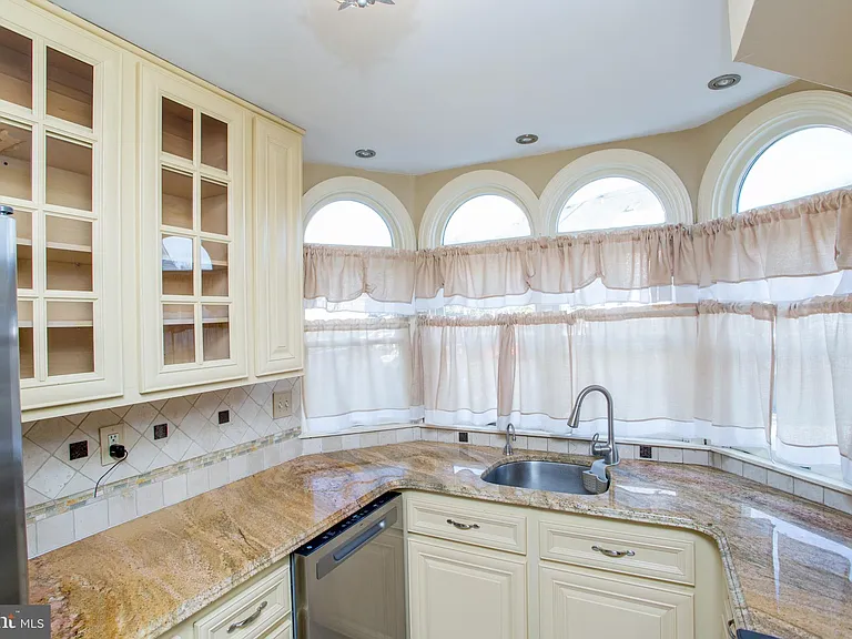 1529 Margaret Ct — Photo 24