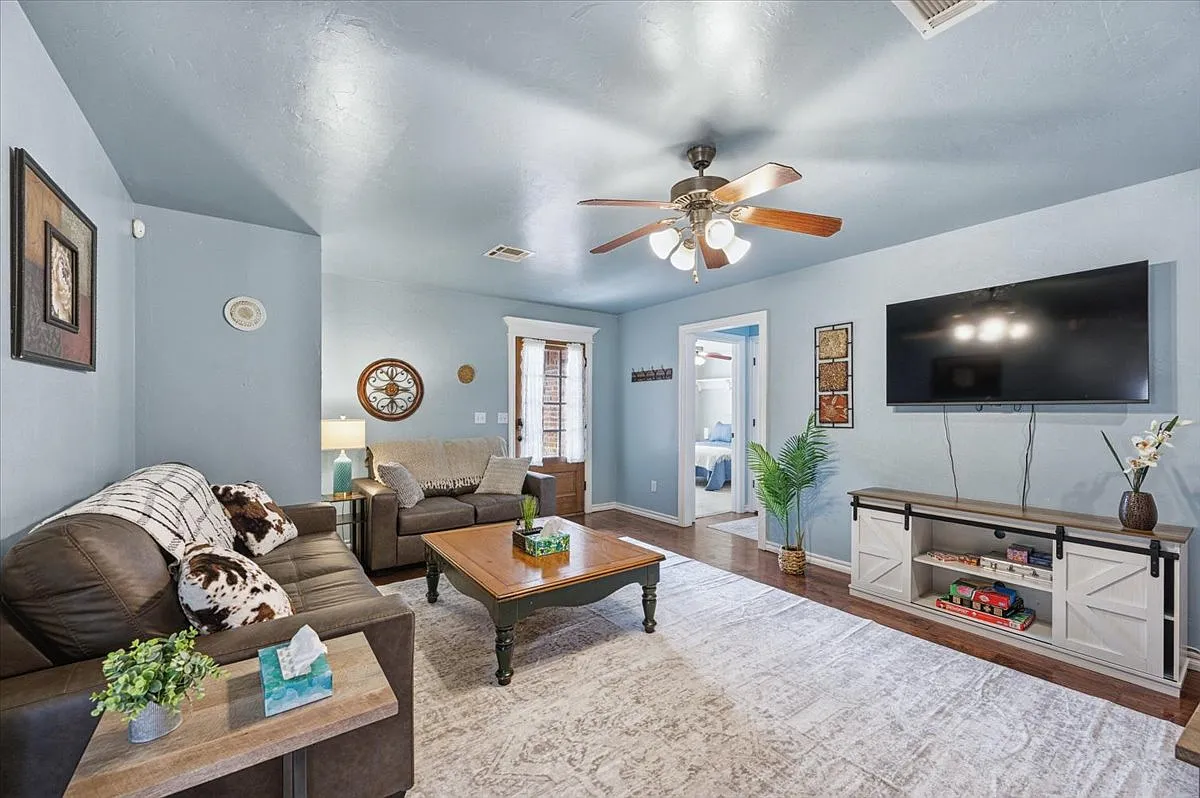 3 bed, 1994 sqft, $3,345 — Photo 2