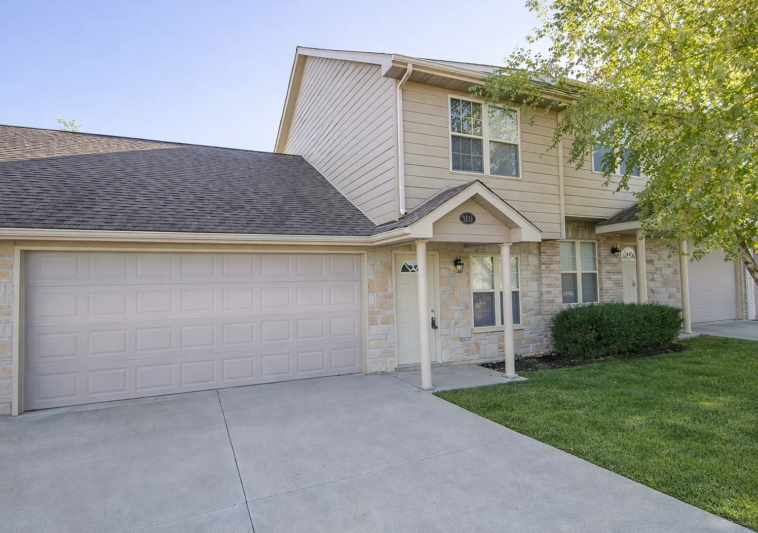 Spacious North Side Townhouse — Photo 1