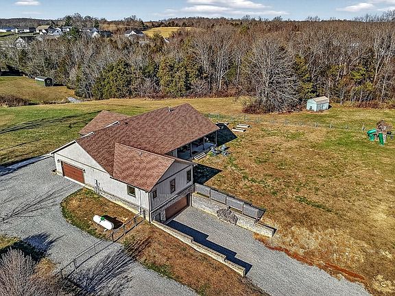3rd image of 3001 Tulip Ln