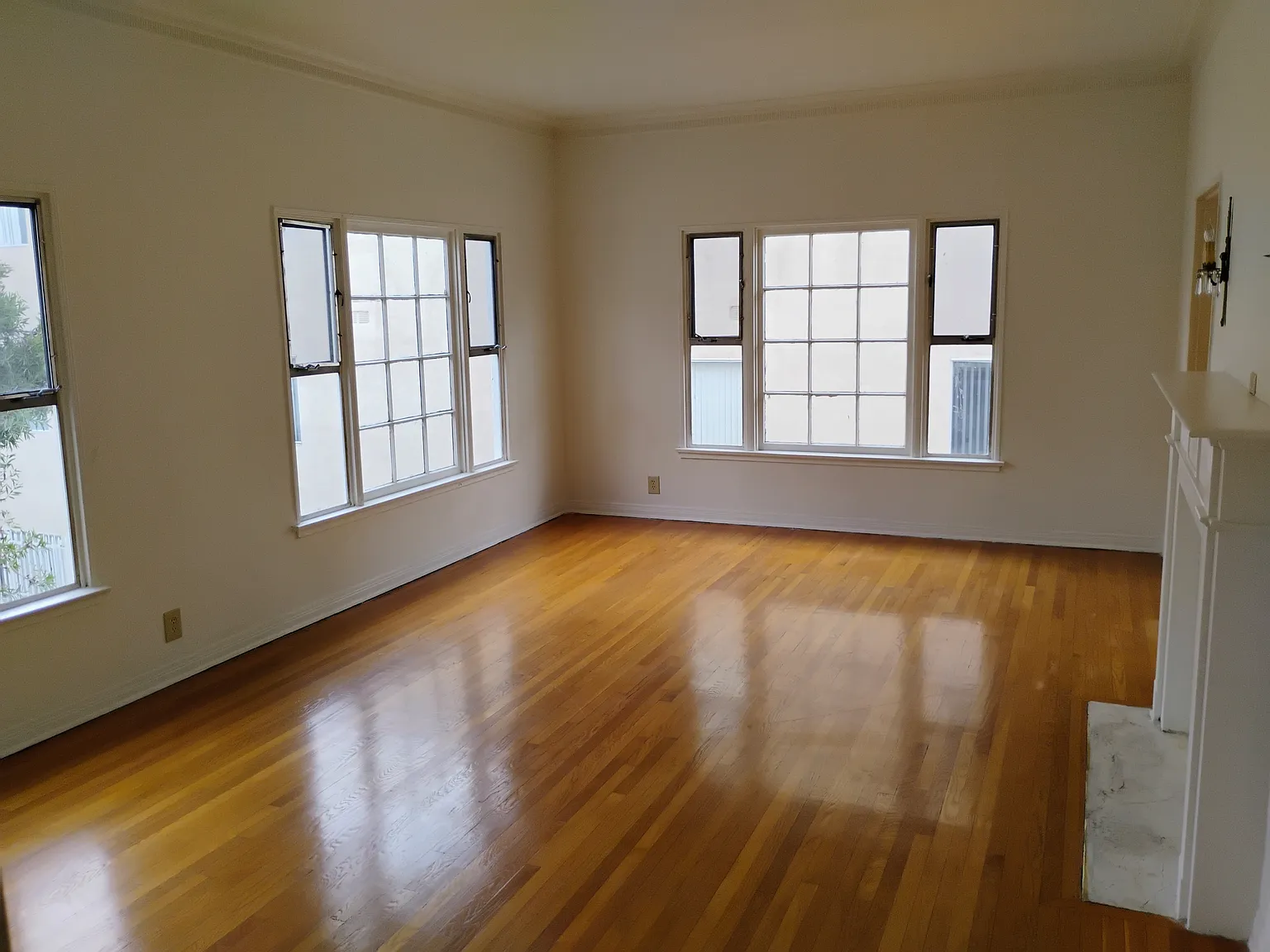327 S Kenmore Ave — Photo 1
