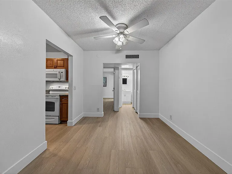 2201 NE 36th St #105 — Photo 7