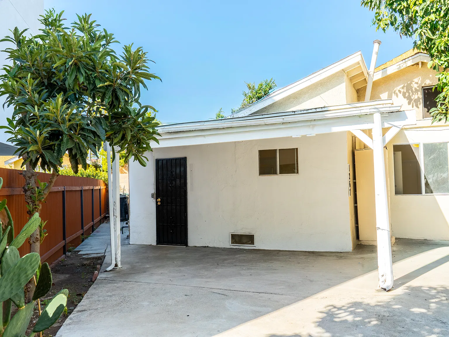 2 bed, 8518 sqft, $2,200 — Photo 3
