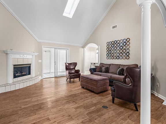 5th image of 403 Waverly Pl