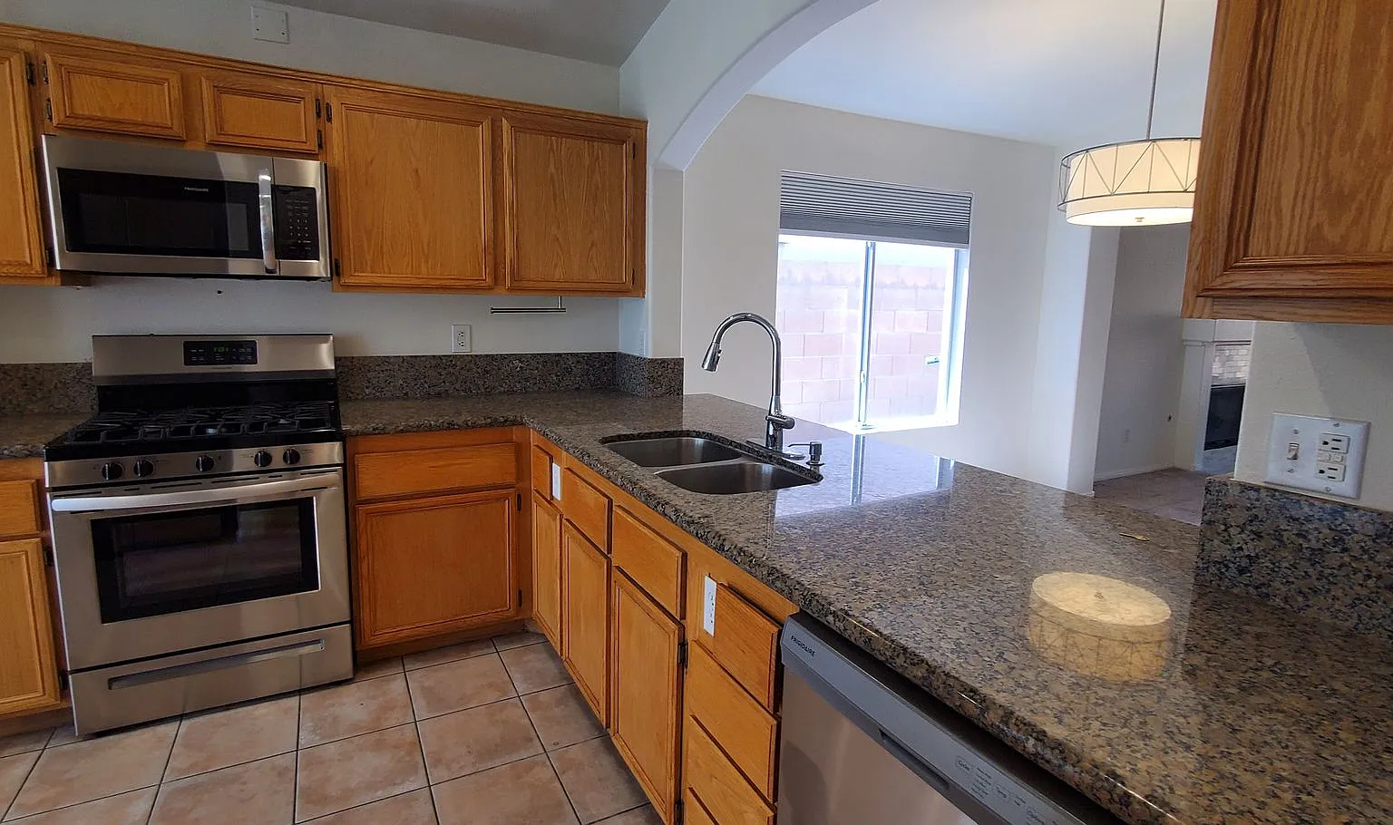 Beautifully Maintained Single-Story Home in Las Vegas — Photo 4