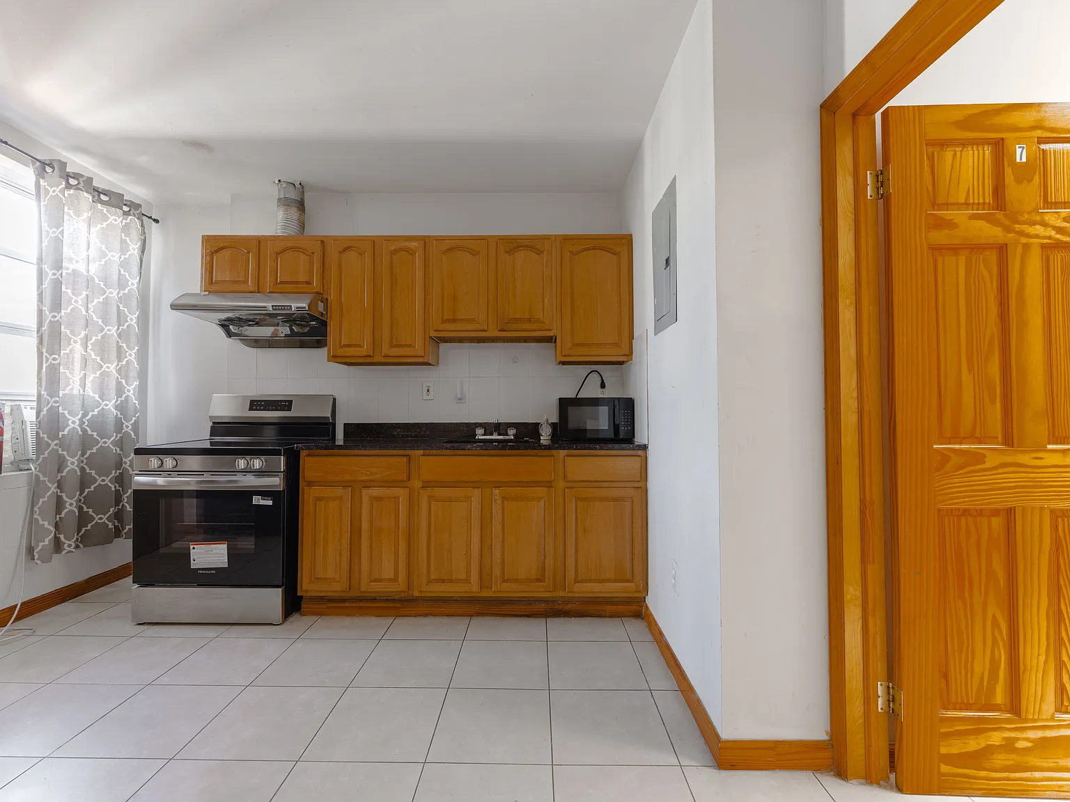 3 bed, 875 sqft, $2,000 — Photo 4