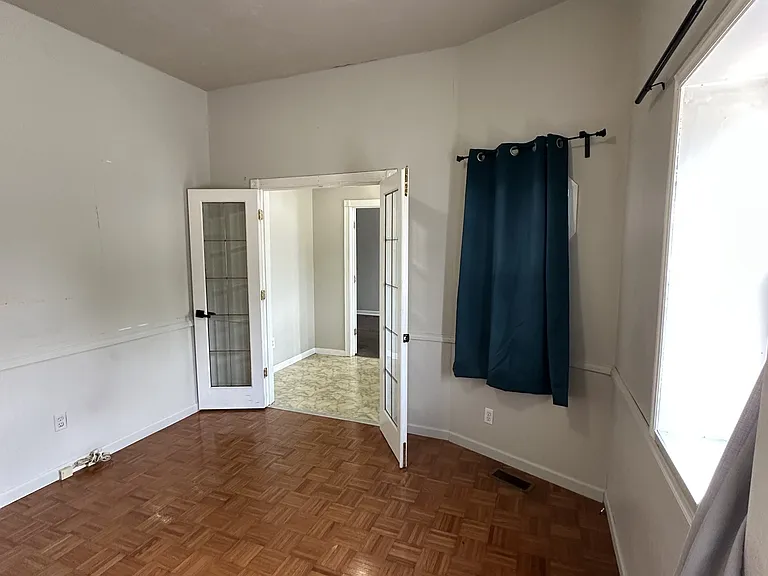 810 E 8th St — Photo 3