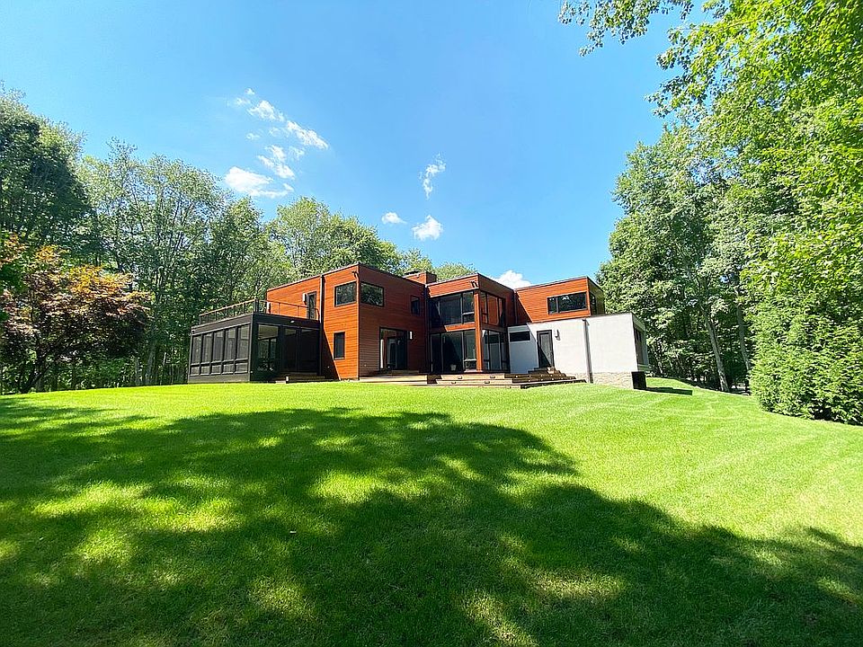 1st image of 7 Piping Brook Ln
