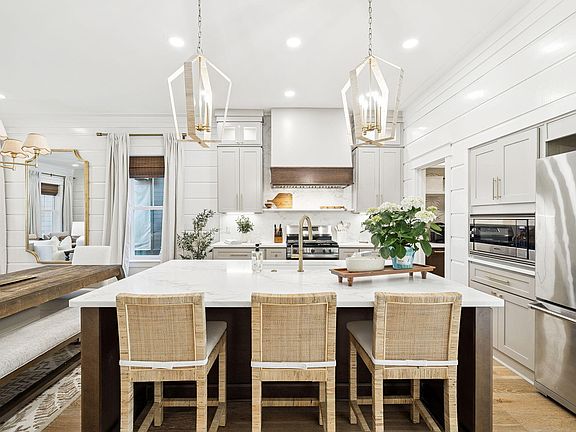 4th image of 120 Magnolia St