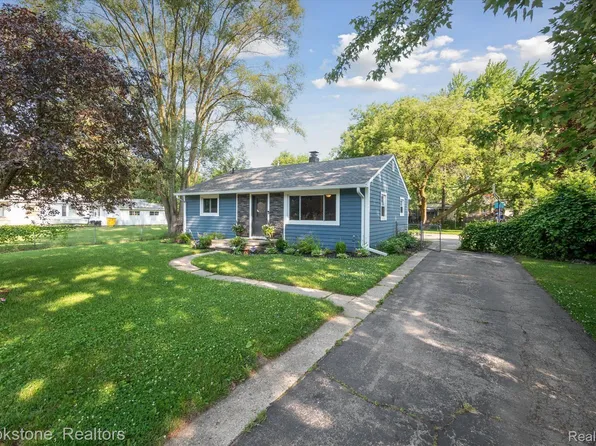 7579 Nichols St, Utica, MI 48317