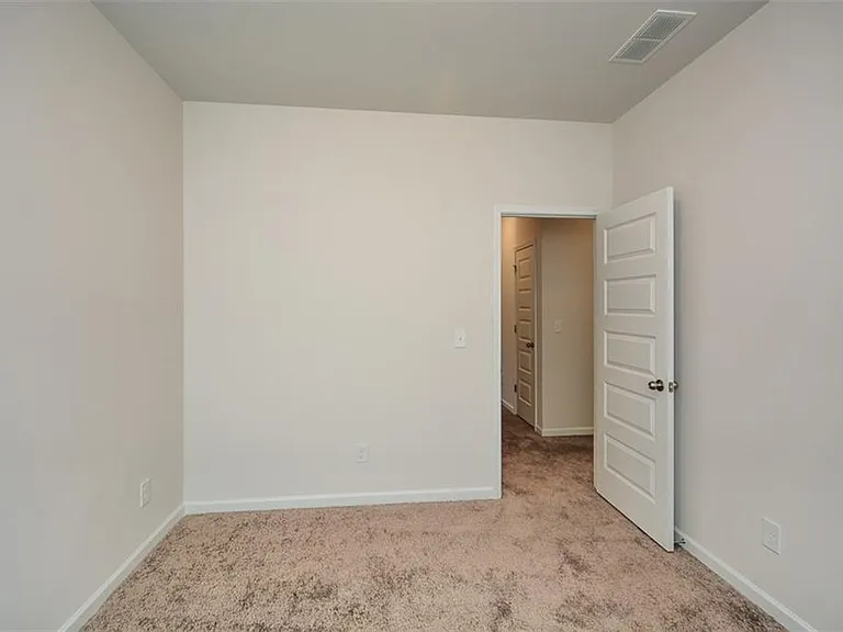 350 Cranston Dr — Photo 41
