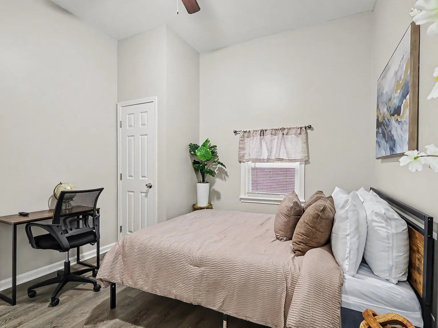 4 bed, 5.0 bath, 1600 sqft, $1,161 — Photo 3