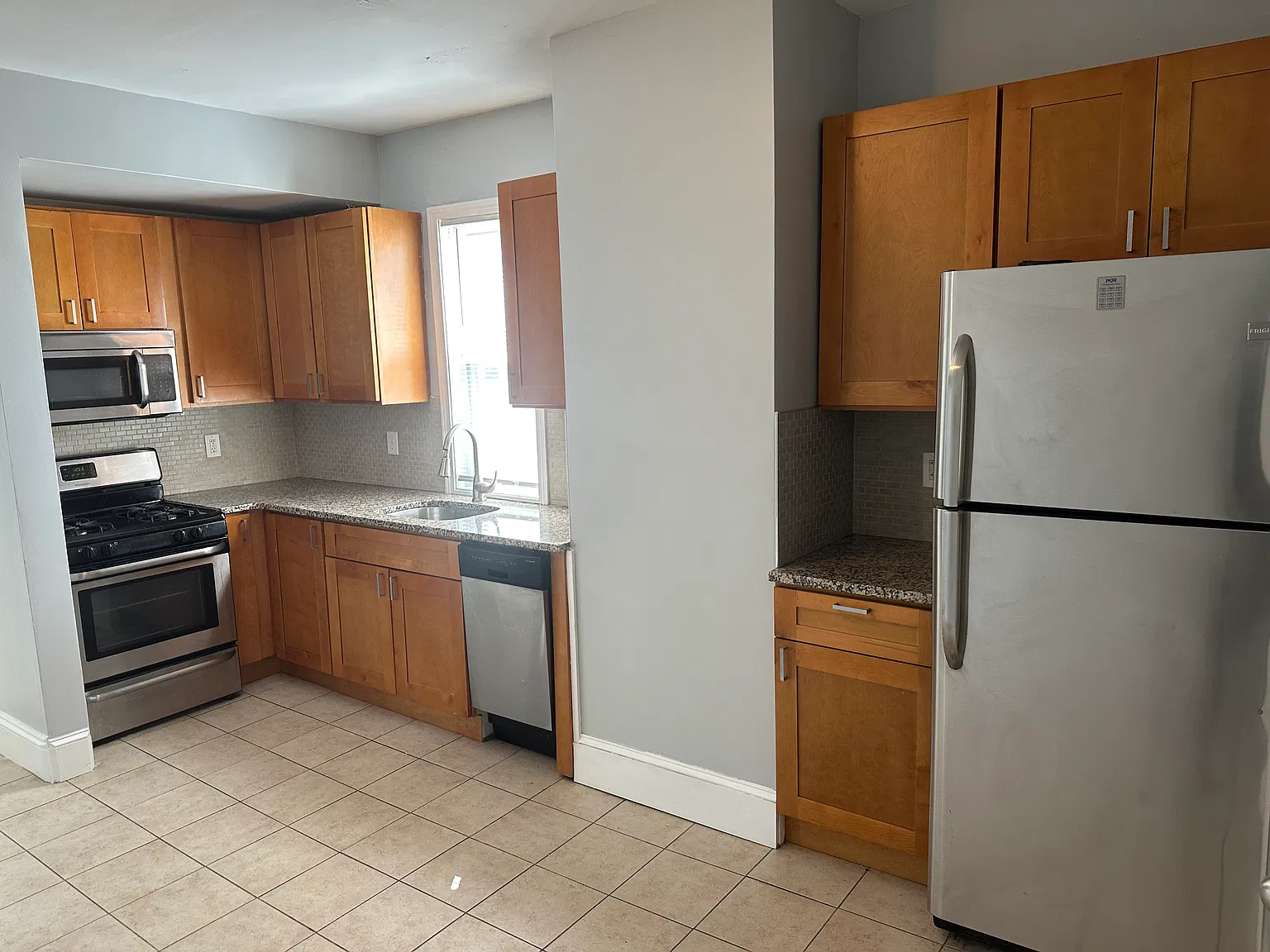 3 bed, 1000 sqft, $3,000 — Photo 3