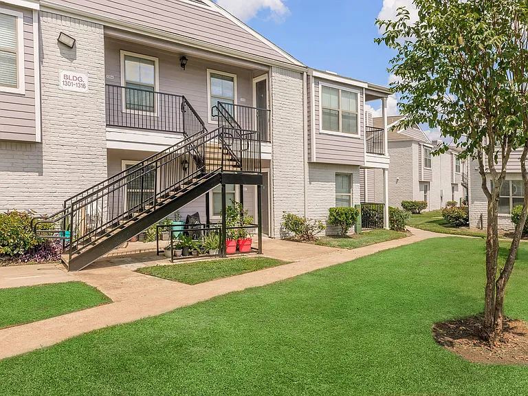 HollyView Apartments — Photo 9