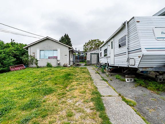 4th image of 2233 Edinburgh St