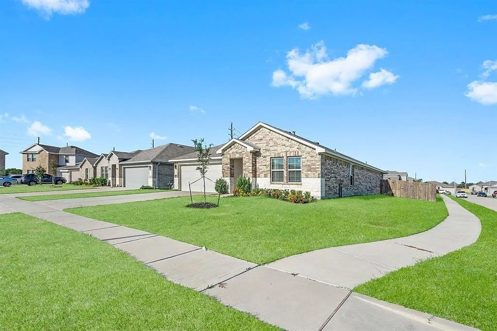 4 bed, 2.0 bath, 1885 sqft, $2,300 — Photo 3