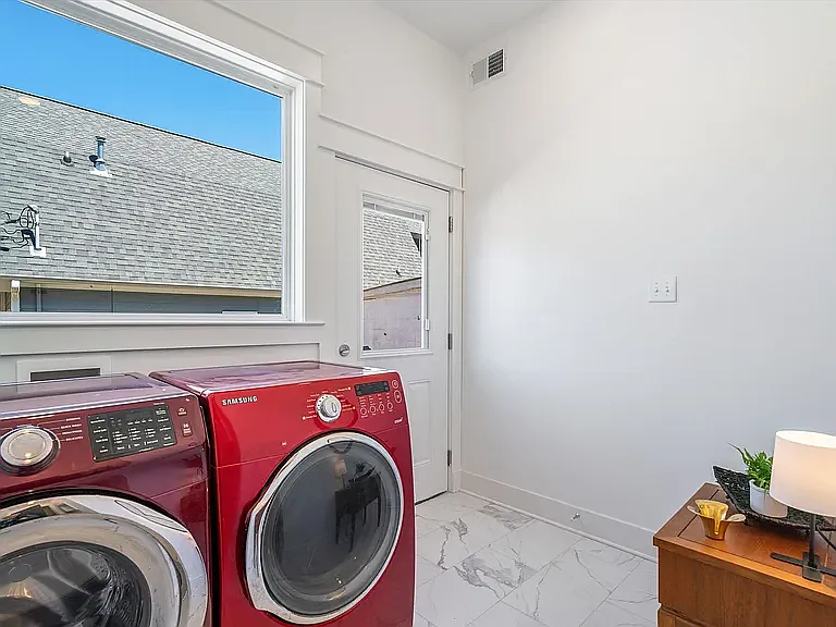2228 Oliver Ave — Photo 9