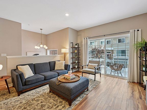 4th image of 588 Willoughby Way W