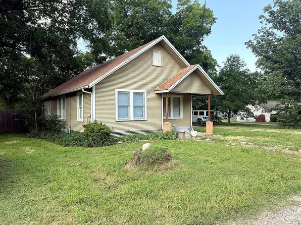 620 W 12th St, Bonham, TX 75418