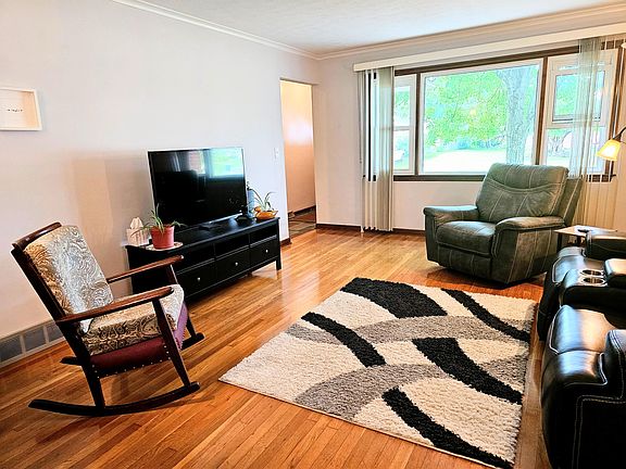 3rd image of 810 Janet Dr