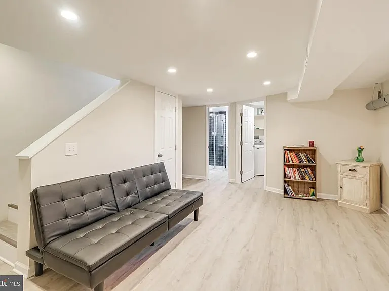 37 S Hudson St — Photo 16