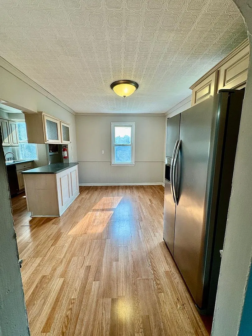Spacious 3 Bedroom House with 1 bath for Rent — Photo 4