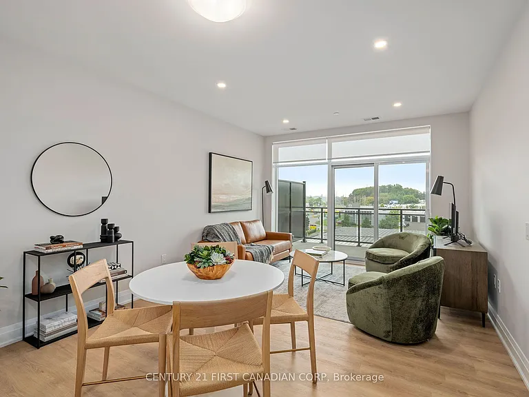 4286 King St E #905 — Photo 6