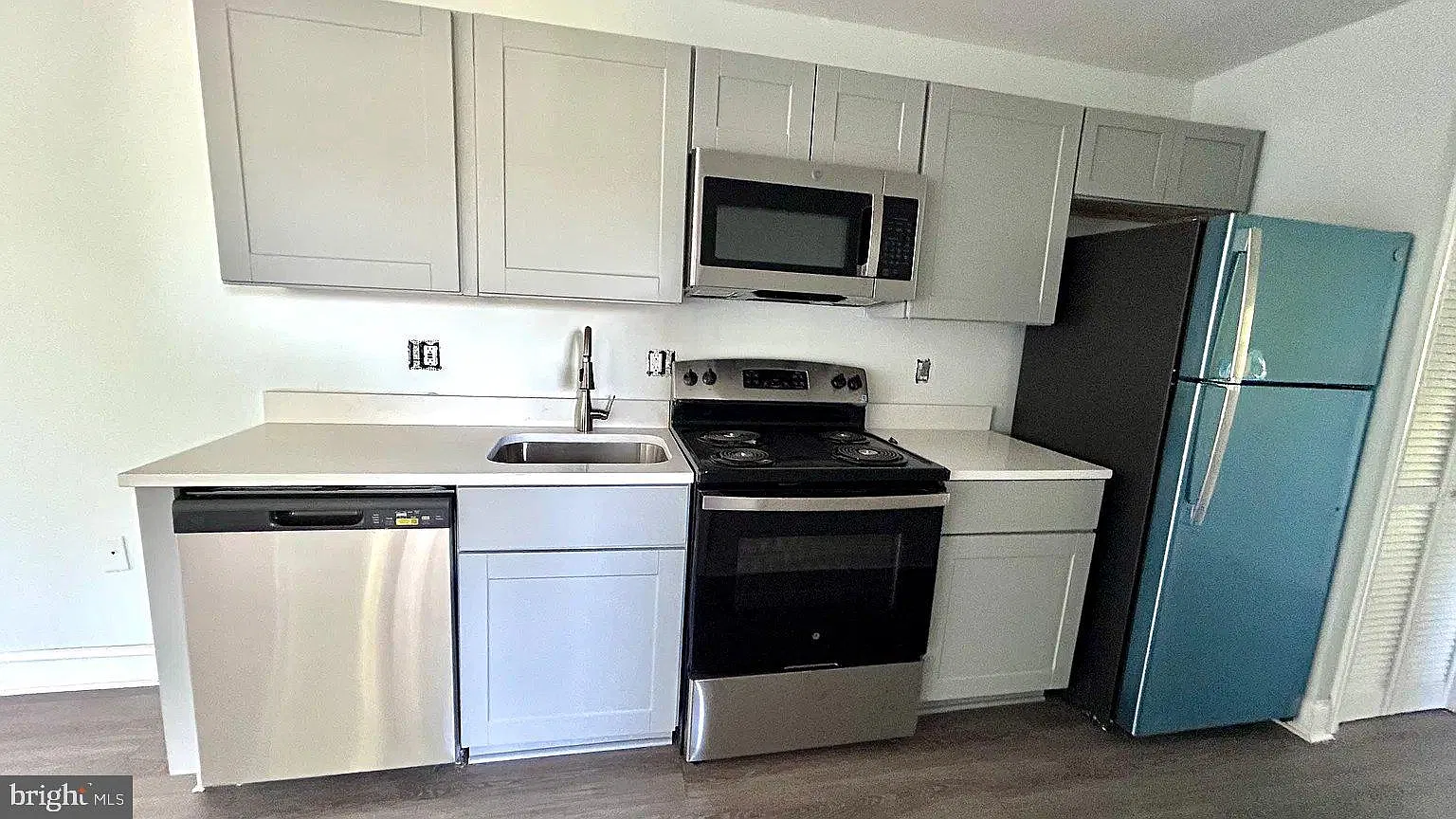 3 bed, 1.0 bath, 3316 sqft, $2,950 — Photo 2