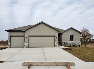 605 SE Colonial Dr, Blue Springs, MO 64014