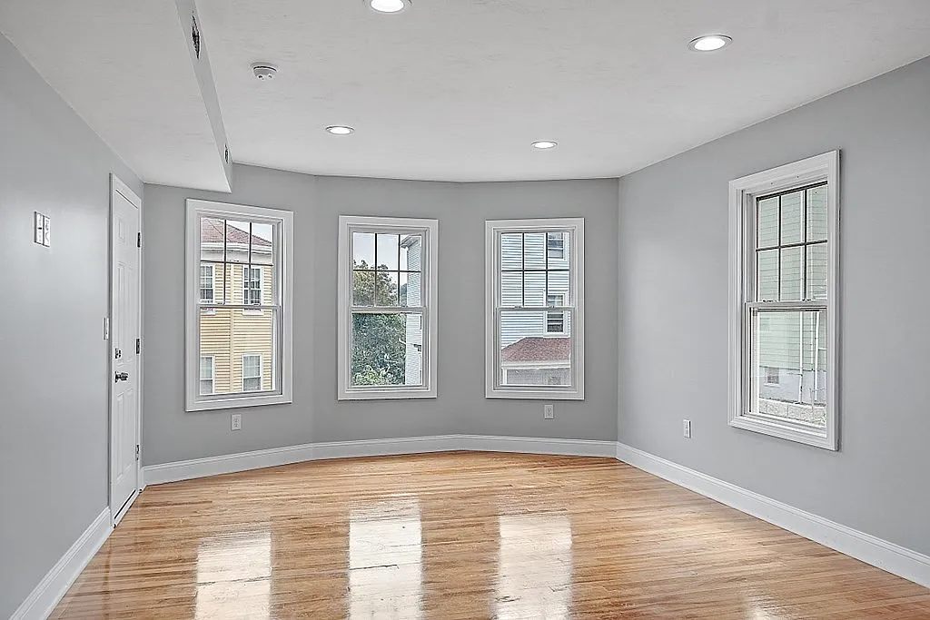3 bed, 1.0 bath, 5268 sqft, $2,000 — Photo 3