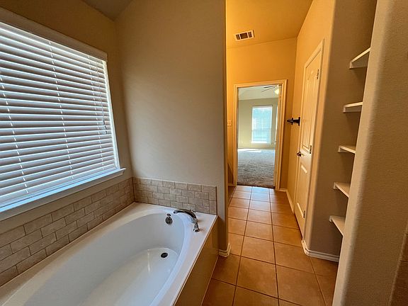 5th image of 821 Westfield Dr