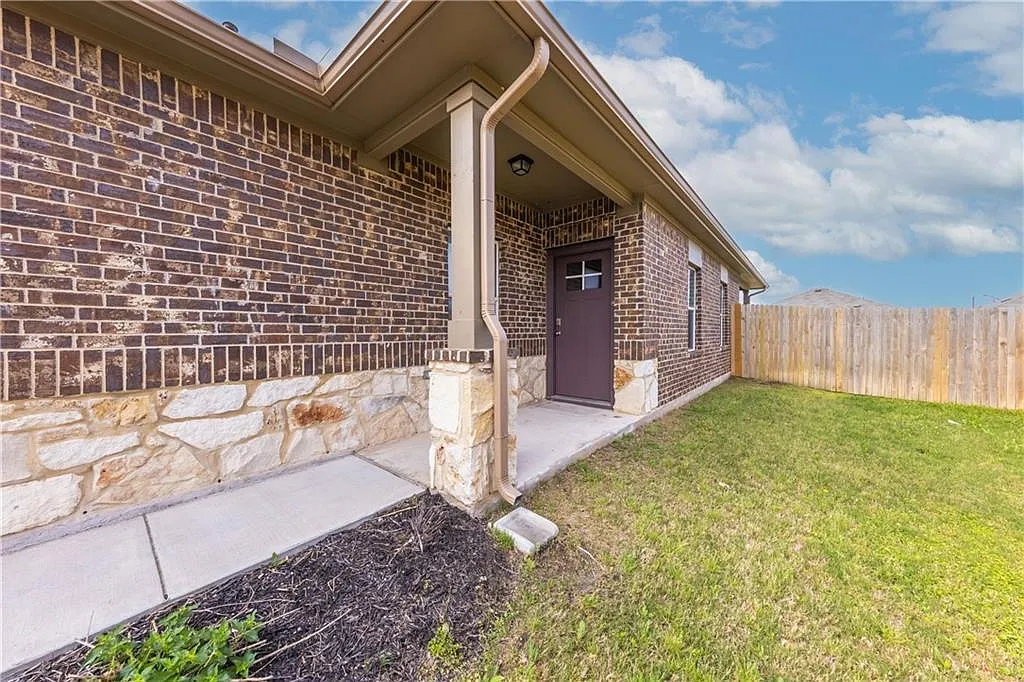 4 bed, 2.0 bath, 1755 sqft, $2,100 — Photo 4