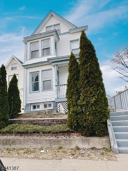 3 bed, 1.0 bath, $2,400 — Photo 2