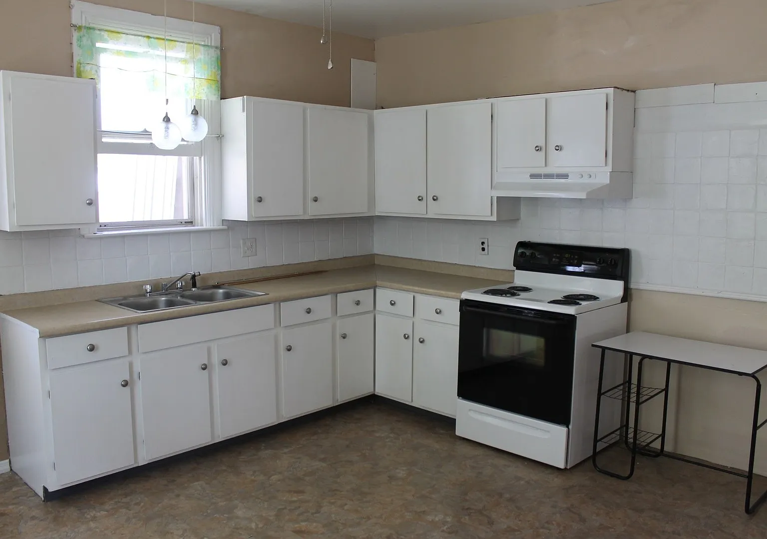 Spacious Single Family Home — Photo 2